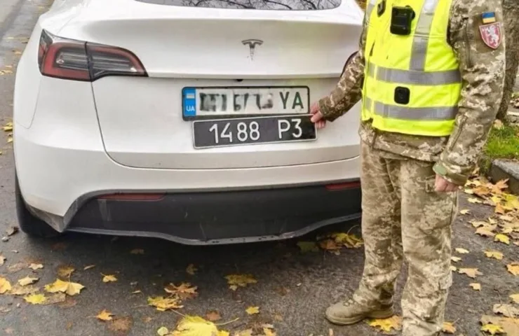 Tesla з військовими номерами поблизу ТЦК у Хмельницькому: у Військовій службі правопорядку з'ясували, хто власник електрокара