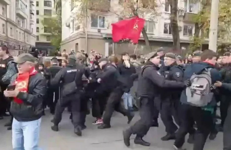 "Геть царя": У Москві затримали десятки людей на мітингу комуністів – ЗМІ